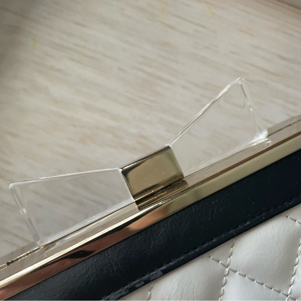 Metal quilted clutch with bow and chain strap - Picture 11 of 12